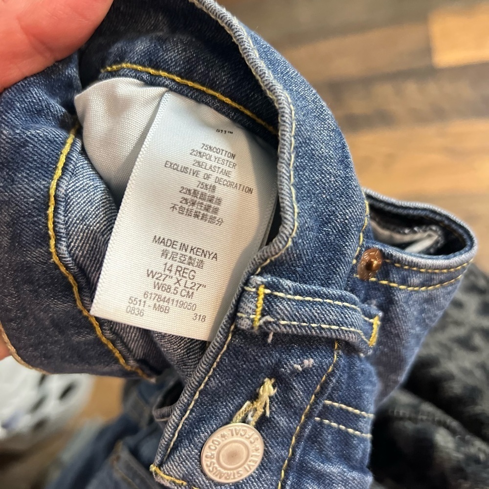 Levi's - Picture 2 of 3